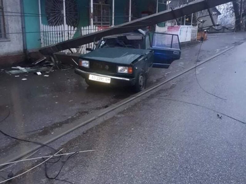 На Виноградівщині електроопора впала на авто, в якому знаходився водій (ФОТО)