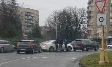 Потрійна ДТП: в Ужгороді зіштовхнулися три легковики (ВІДЕО, ФОТО)