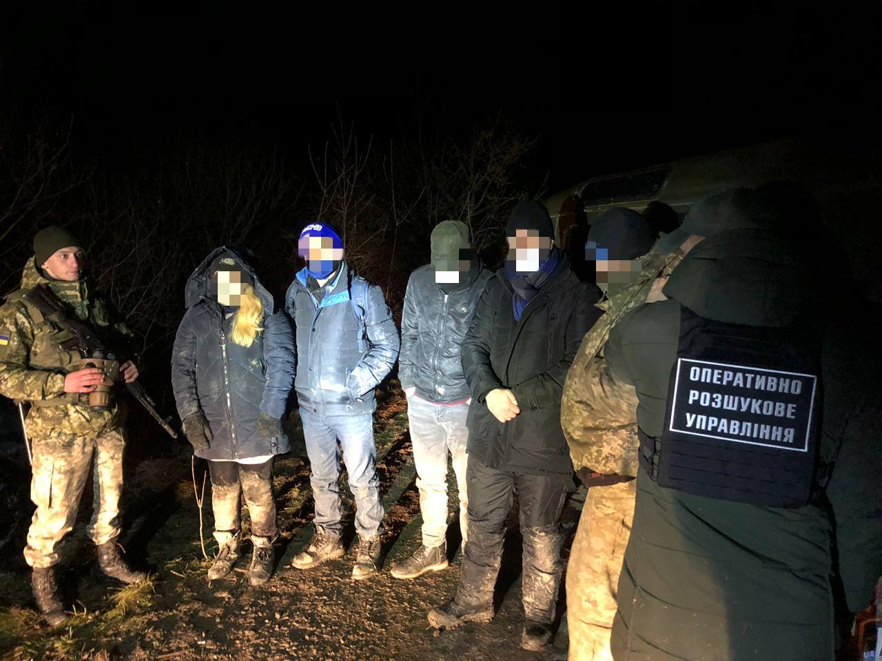 На закарпатському кордоні затримали нелегалів разом з їхніми переправниками (ФОТО, ВІДЕО)