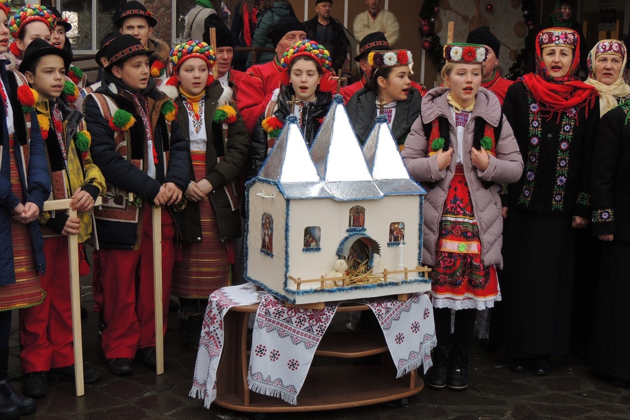 Закарпаття колядує: різдвяні колядки і вистави бетлегемів у виконанні наших краян (ВІДЕО)