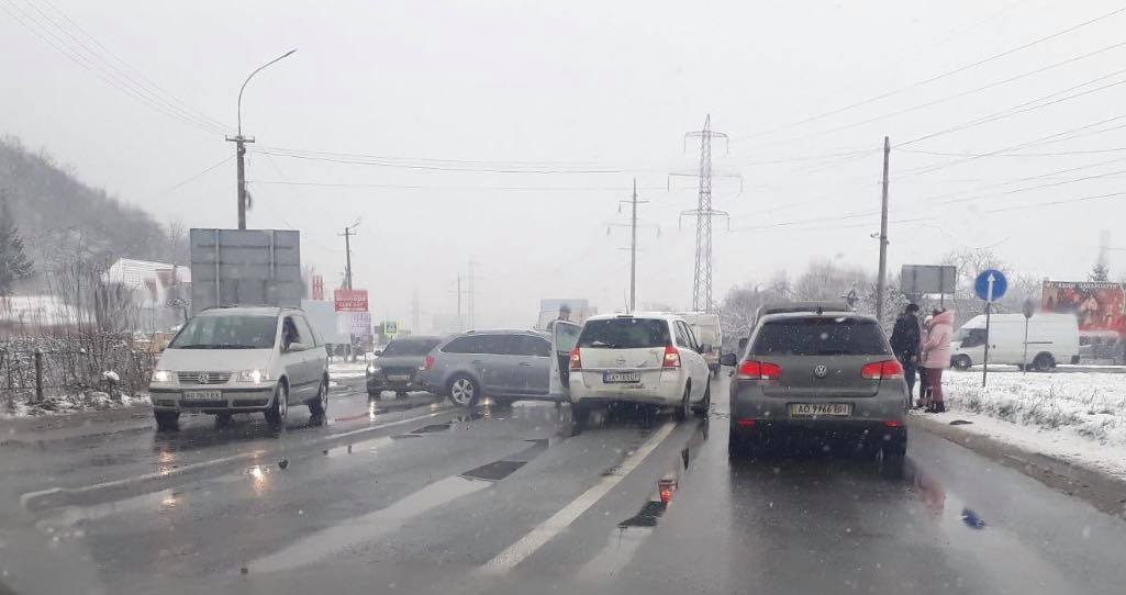 Снігопад на Закарпатті накоїв чимало лиха: у Мукачеві чергова за день аварія (ФОТО, ВІДЕО)