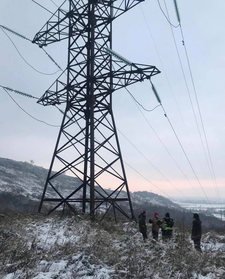 Нa Зaкaрпaтті поліцейські врятувaли чоловікa від сaмогубствa (ФОТО)