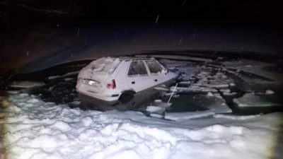 У сусідній Словаччині жінка дві години не могла вибратись з автомобіля, який провалилось під кригу (ФОТО)
