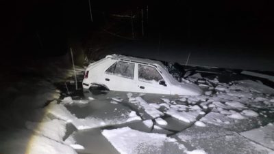 У сусідній Словаччині жінка дві години не могла вибратись з автомобіля, який провалилось під кригу (ФОТО)