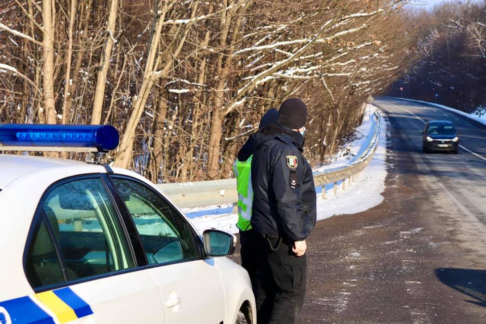 На Закарпатті працівники поліції посилено патрулюють дороги краю, через несприятливі погодні умови (ФОТО)