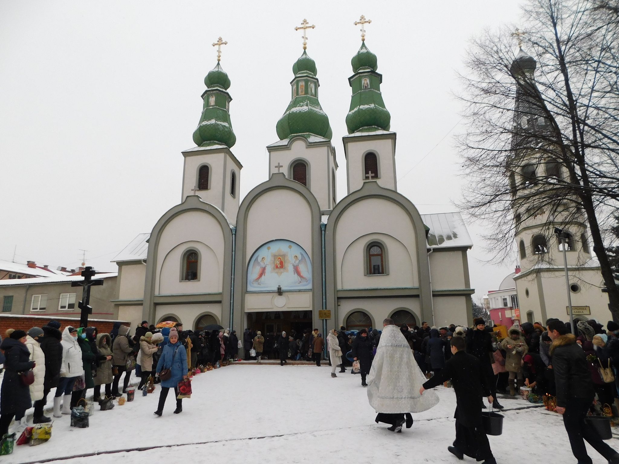 У кафедральному соборі на честь Почаївської ікони Пресвятої Богородиці в Мукачеві освятили Богоявленську воду (ФОТО)