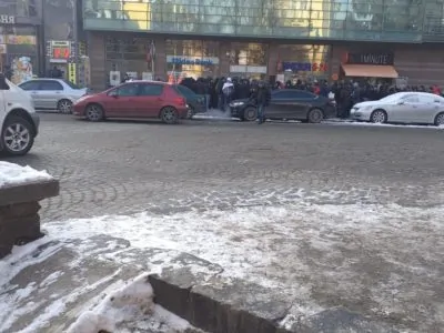 В Ужгороді біля відділення банку утворилася величезна черга (ФОТО)