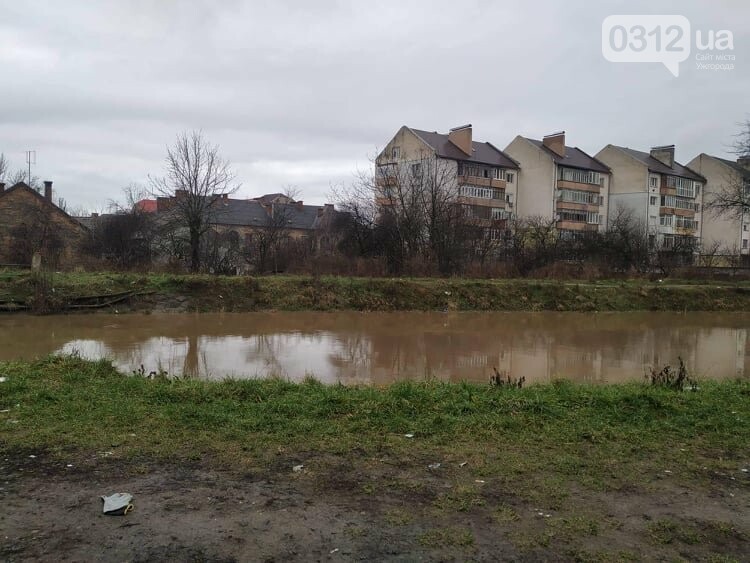 Обласний центр потерпає від негоди: в Ужгородському районі підтоплює подвір'я (ФОТО)
