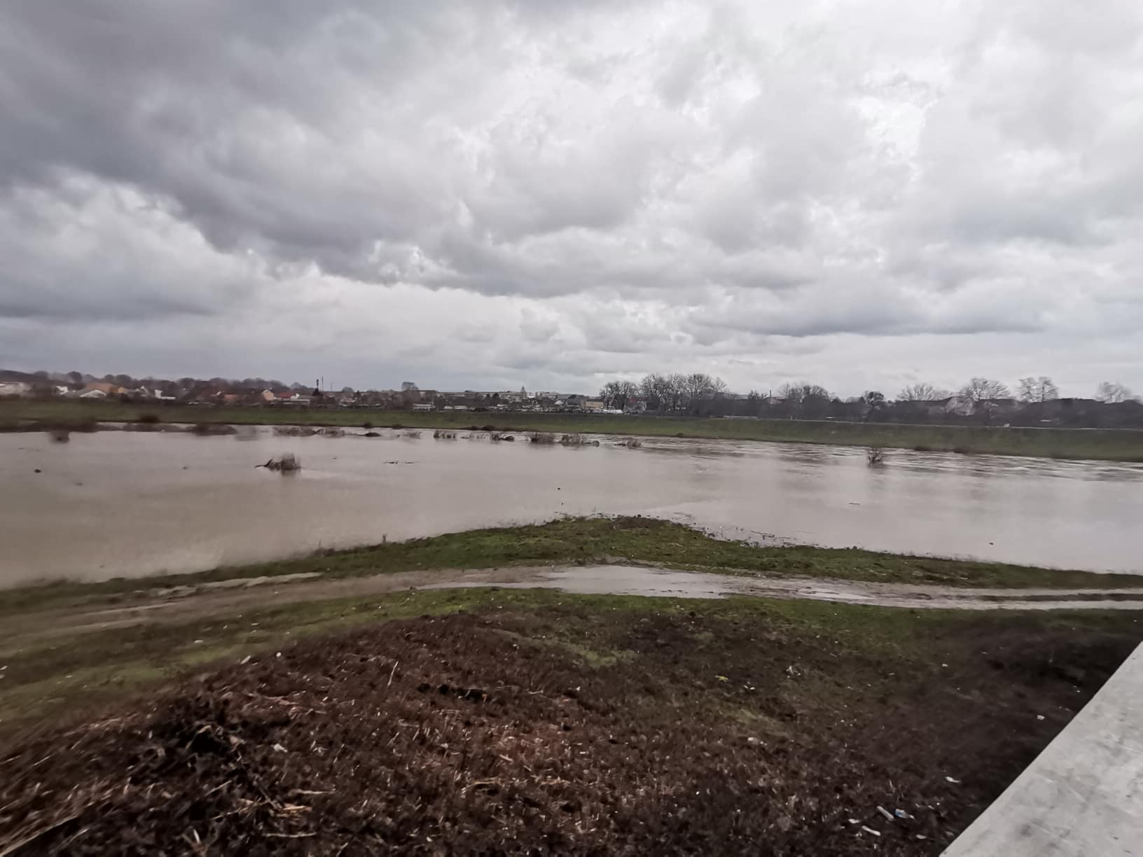 На Закарпатті знову зріс рівень води у річках (ФОТО, ВІДЕО)