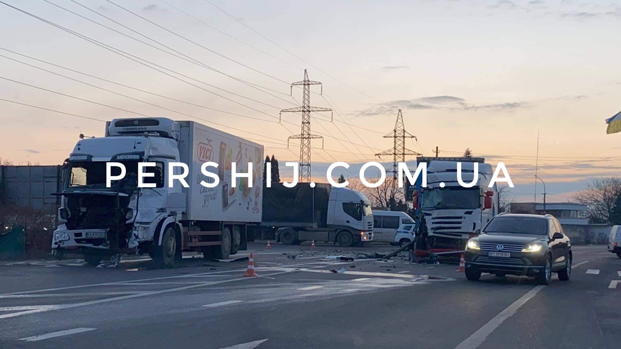 ДТП за участі двох вантажівок: у Мукачеві утворилися великі затори через аварію (ФОТО, ВІДЕО)