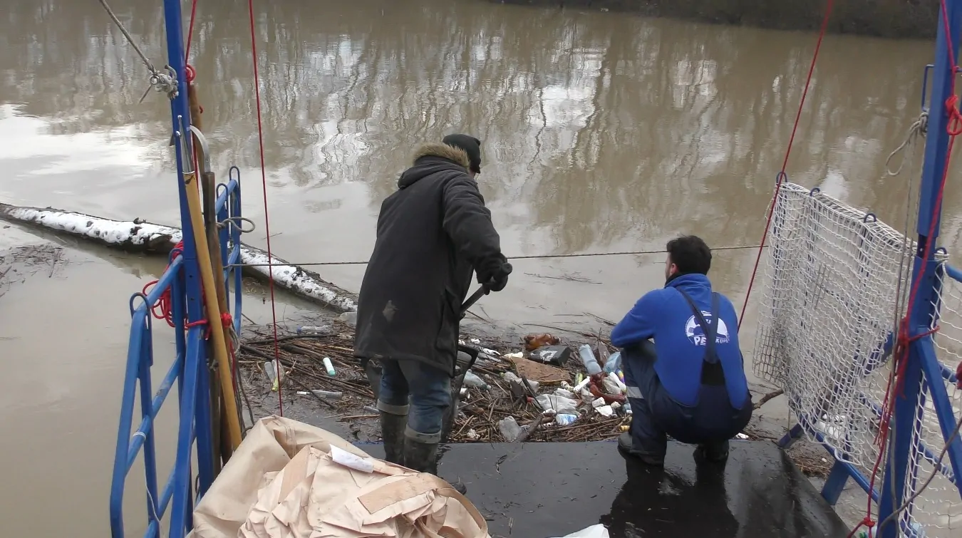 Після опадів річка віднесла сміття із Закарпаття до Угорщини (ФОТО)