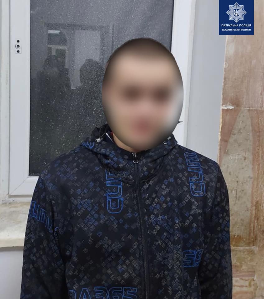 Барикади із меблів та розбиті вікна: у Мукачеві підліток розгромив навчальний клас (ФОТО)