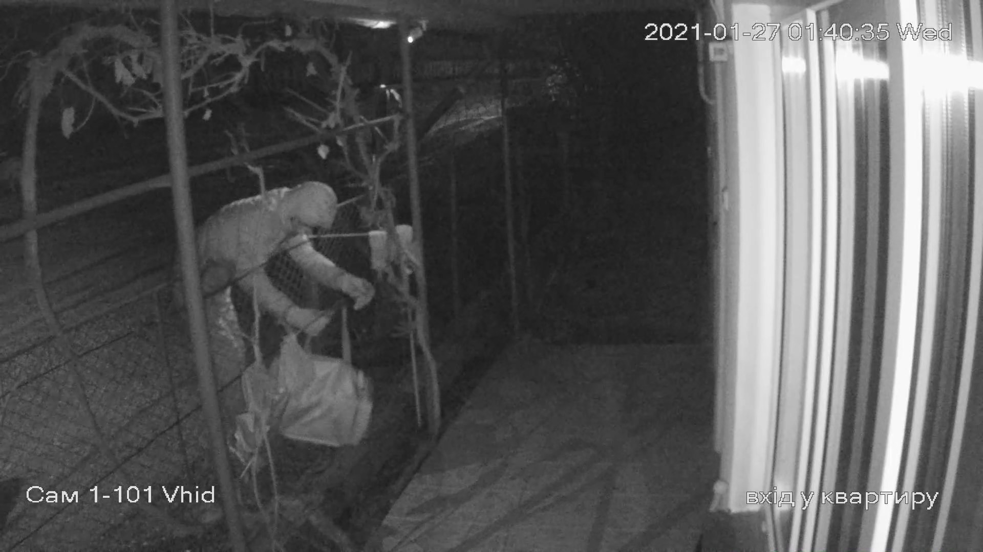 Невдале пограбування: в Ужгороді злодії вкрали сумку, яка виявилась пустою (ФОТО, ВІДЕО)
