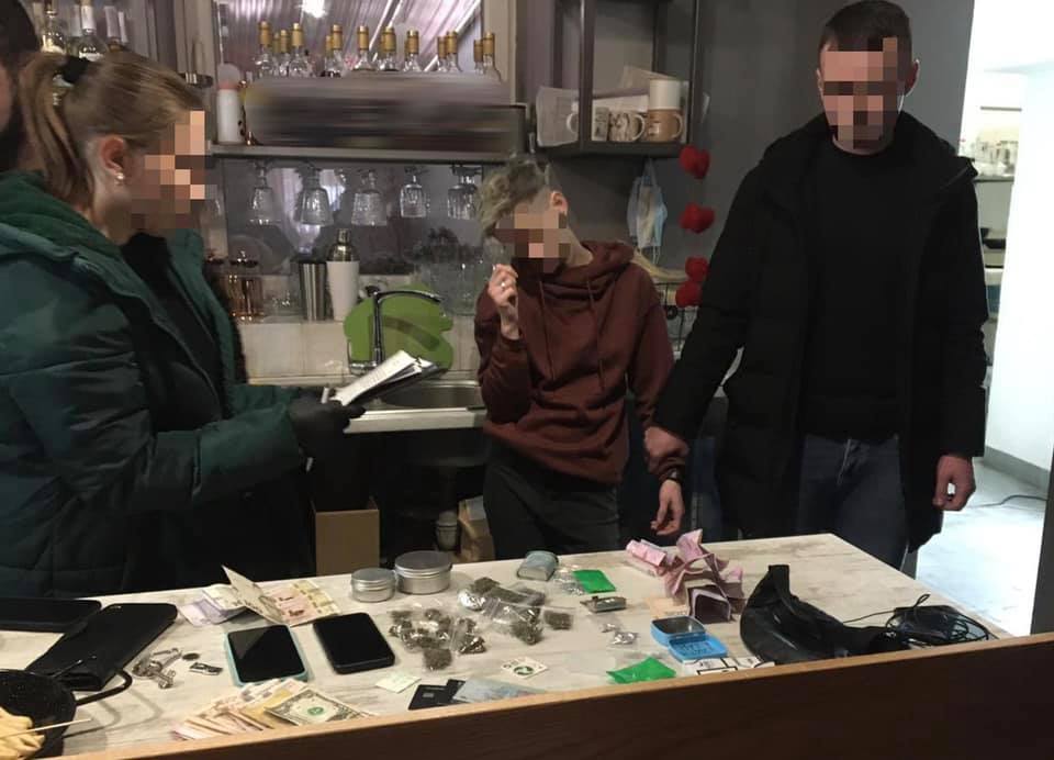В Ужгороді 24-річна працівниця кафе продавала наркотики на робочому місці