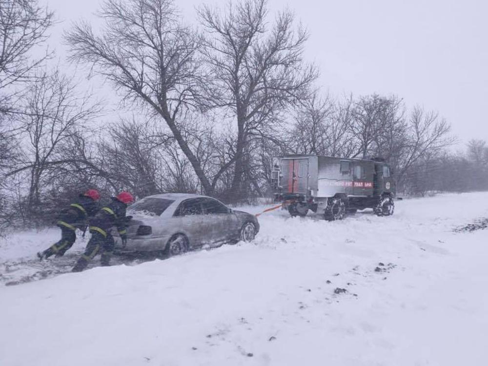 В Україні через потужні снігопади почали перекривати траси: де не проїхати (ВІДЕО)