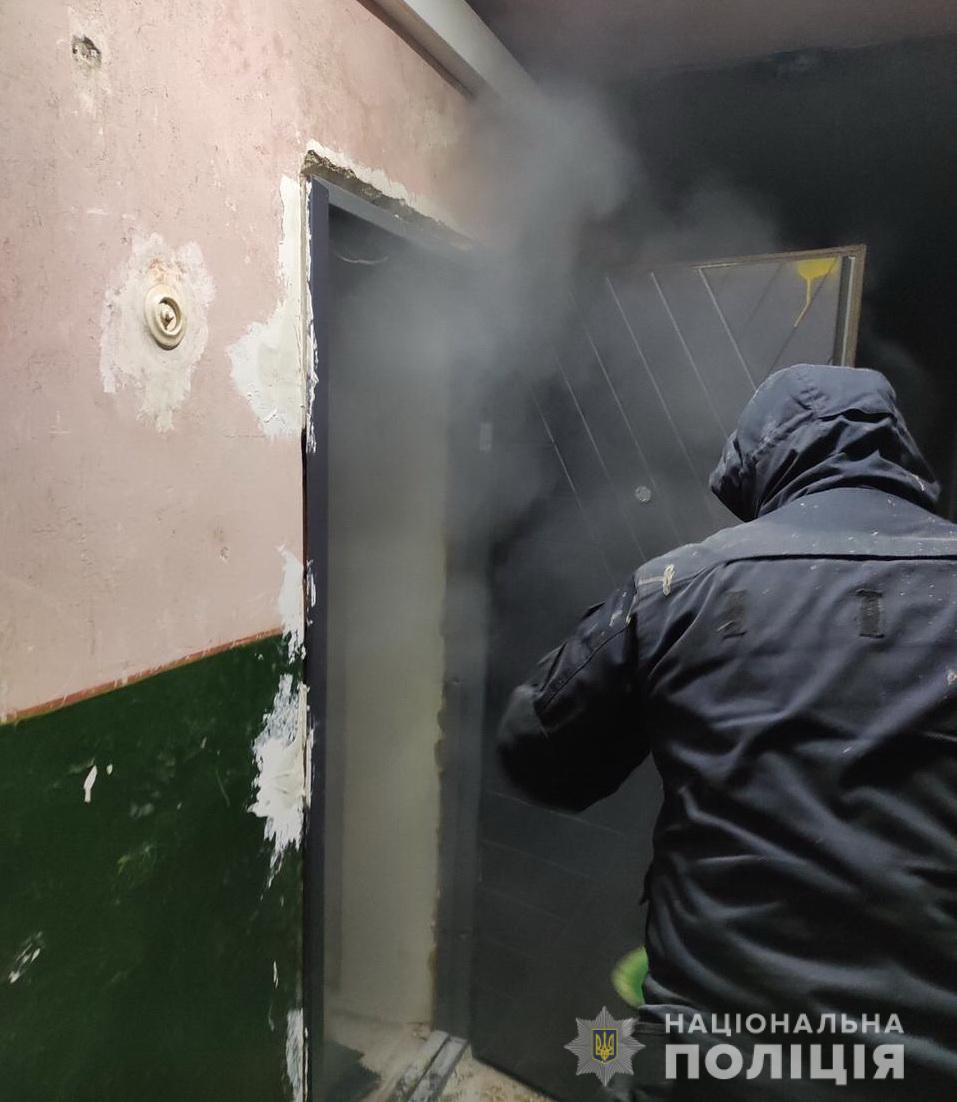 В Ужгороді поліцейські врятували 50-річну жінку, яка ледь не згоріла у власній квартирі (ФОТО) 