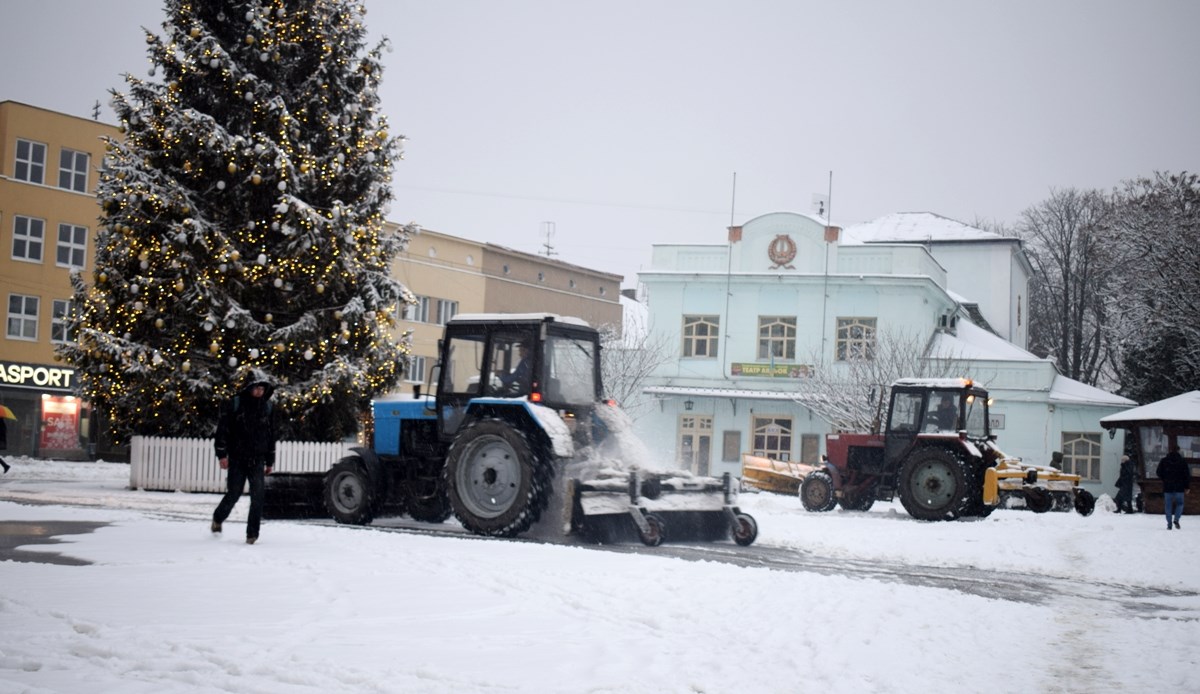 Ужгородці тішаться, комунальники працюють: в обласному центрі Закарпаття активно розчищають сніг (ВІДЕО)
