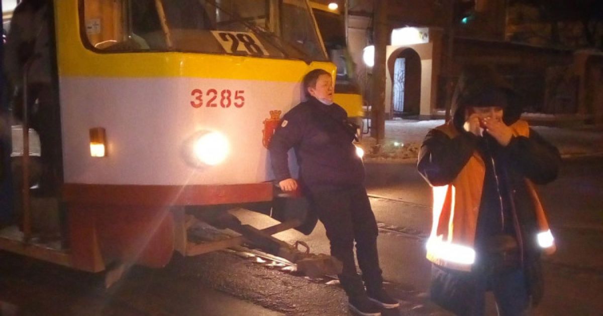 Бив в обличчя та вже лежачу на землі ногами: в Одесі автомобіліст напав на водійку трамвая (ФОТО, ВІДЕО)