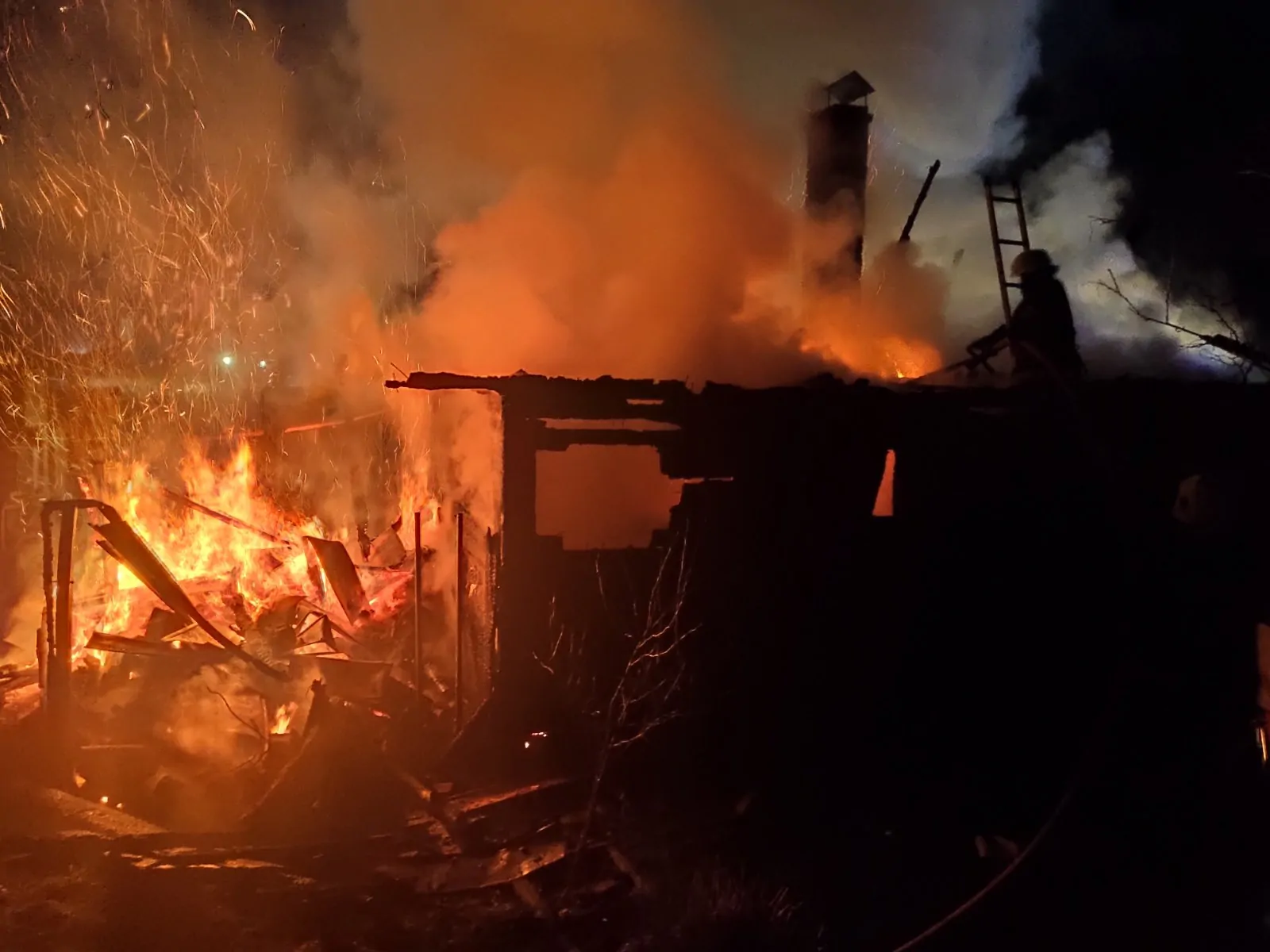 Пожежа на Ужгородщині: споруда майже повністю згоріла (ФОТО)
