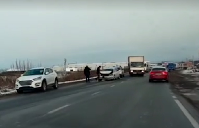 Ранкова ДТП в Мукачеві: дорогу не поділили дві іномарки (ВІДЕО)