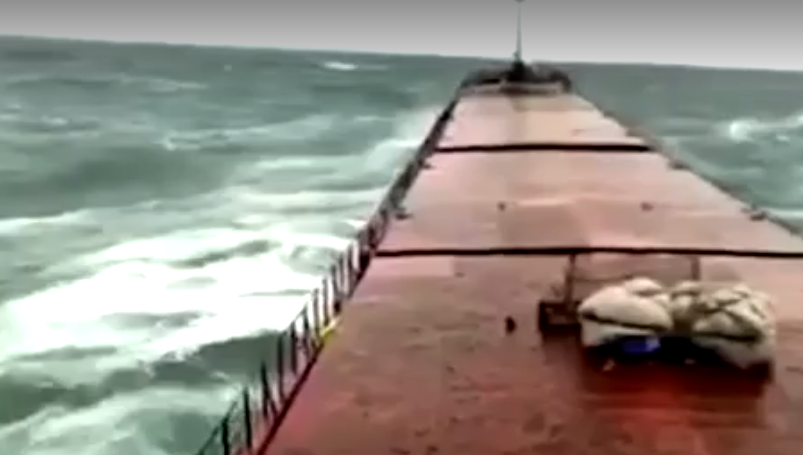 У Чорному морі потонув корабель з українцями на борту: момент потрапив на камеру (ВІДЕО)