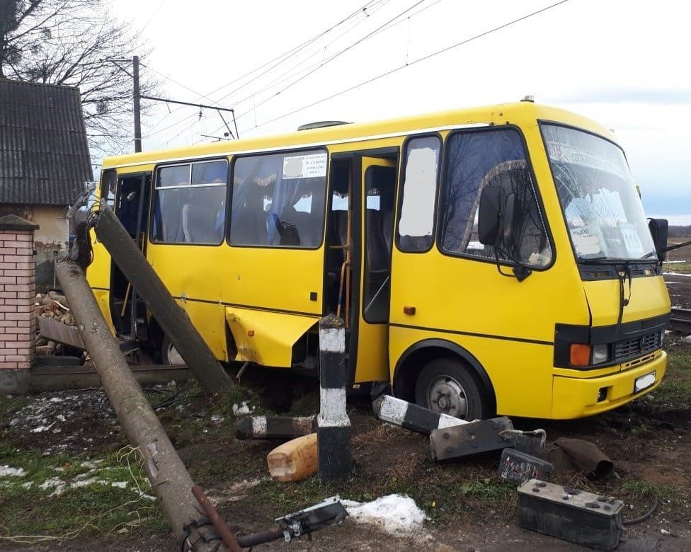 На Львівщині поїзд протаранив маршрутку: є загиблі