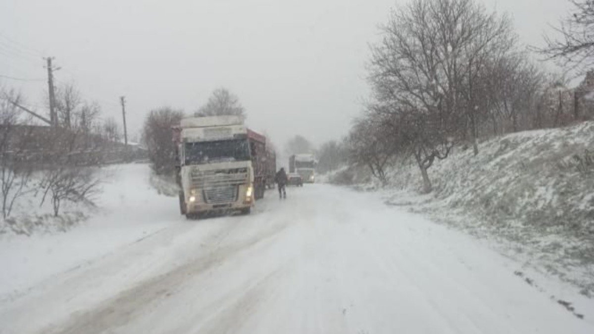 На Закарпатті через погодні умови на дорогах грузнуть вантажівки (ВІДЕО)