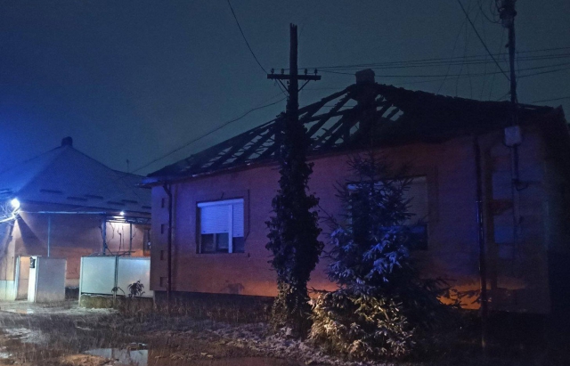 У Мукачеві просять про допомогу для родини у якої згорів будинок (ФОТО, ВІДЕО)