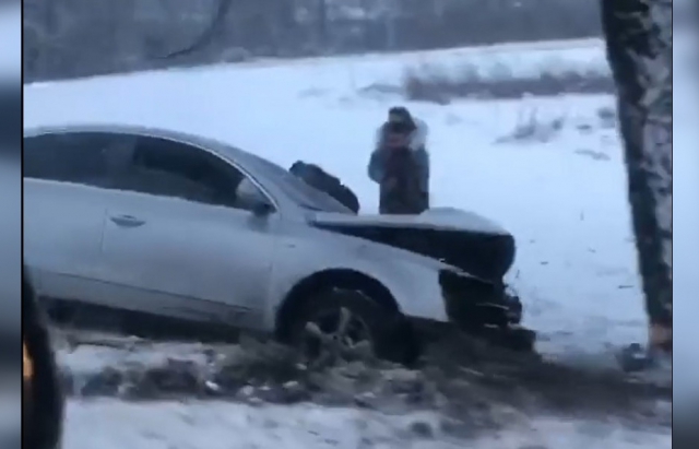 Авто злетіло з дороги у дерево: з'явилося відео з місця ДТП на Хустщині (ВІДЕО)