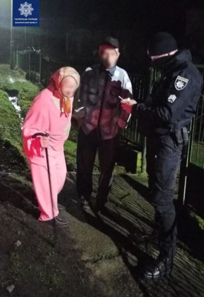 Під час патрулювання автодороги “Київ-Чоп”, неподалік села Великі Лази, поліцейські помітили людину на узбіччі дороги