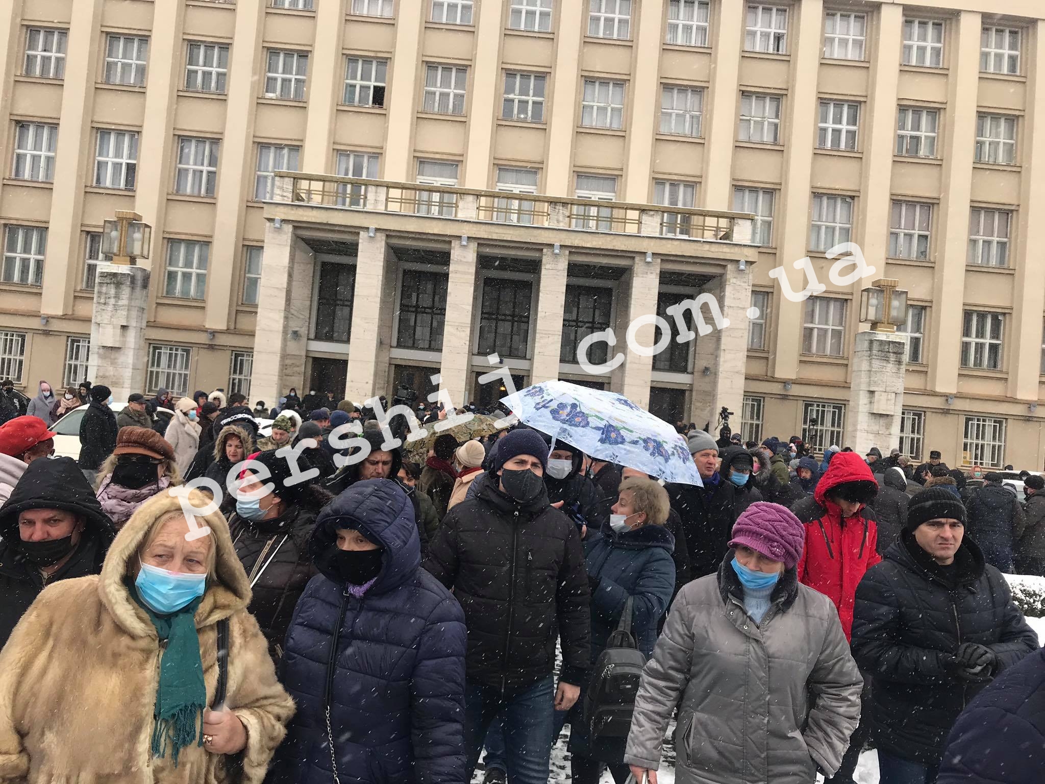 "Тарифні" протести: під стінами Закарпатської ОДА зібралися десятки людей (ПРЯМИЙ ЕФІР)