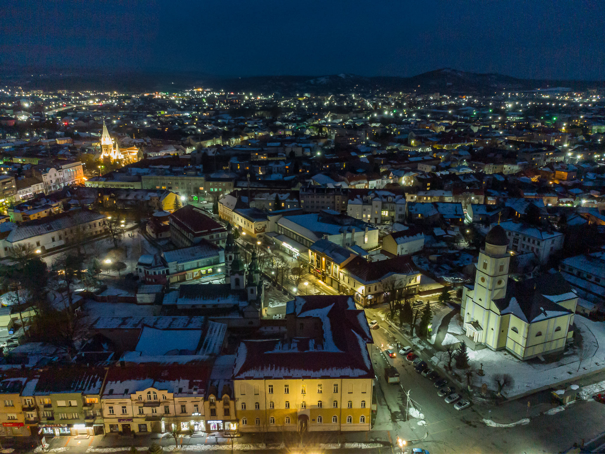 Захоплює подих: вечірнє Мукачево з висоти пташиного польоту (ФОТО)