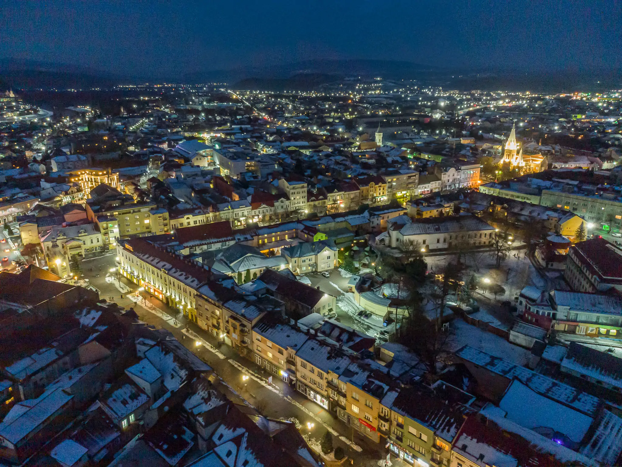 Захоплює подих: вечірнє Мукачево з висоти пташиного польоту (ФОТО)