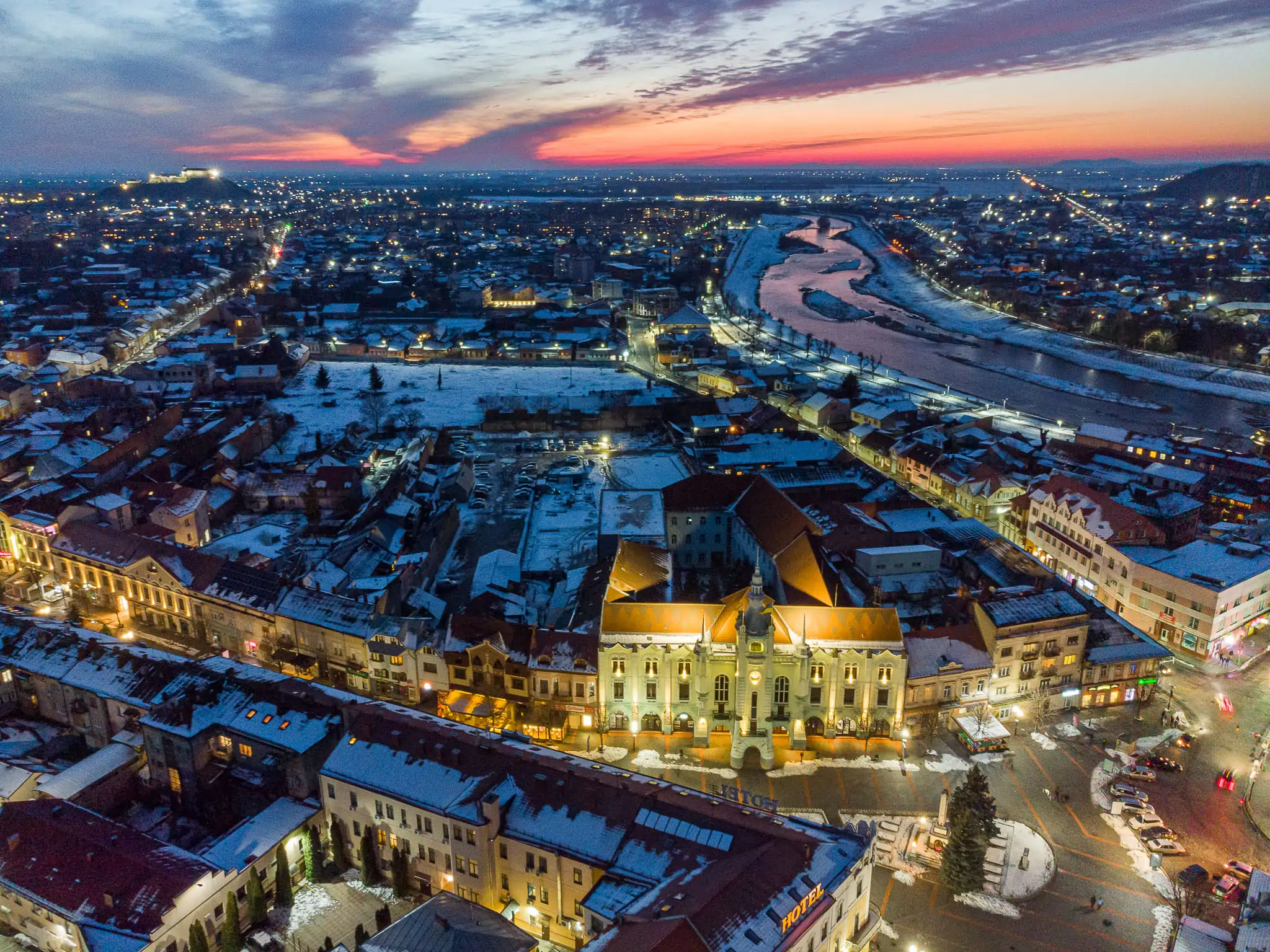 Захоплює подих: вечірнє Мукачево з висоти пташиного польоту (ФОТО)