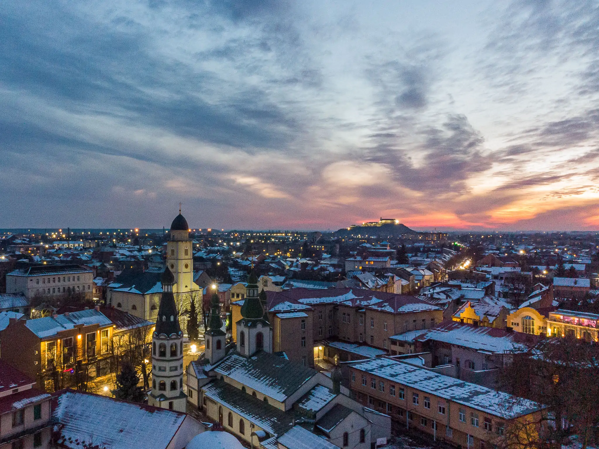 Захоплює подих: вечірнє Мукачево з висоти пташиного польоту (ФОТО)