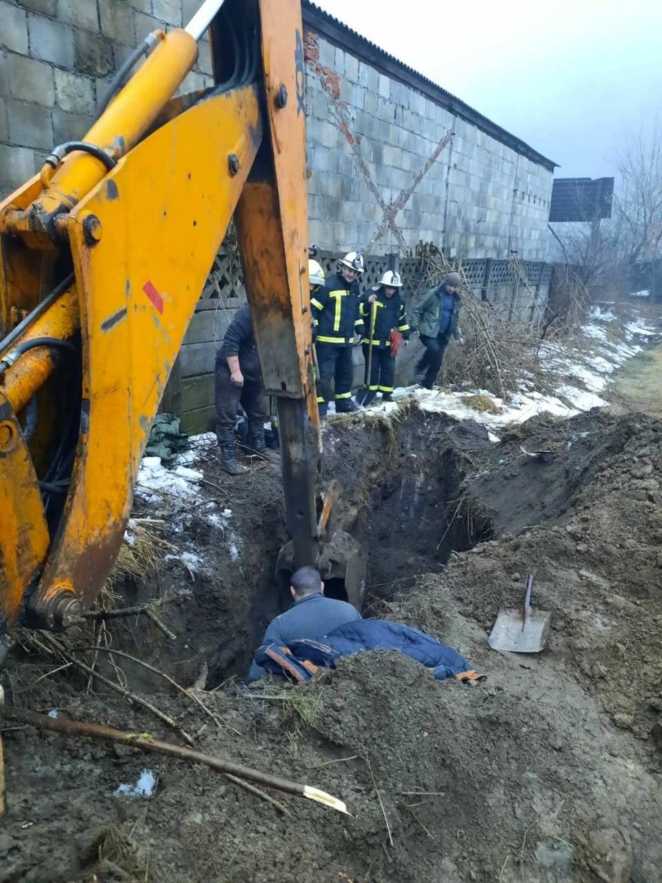 У Рахові чоловік загинув через обвал земляної породи (ФОТО)