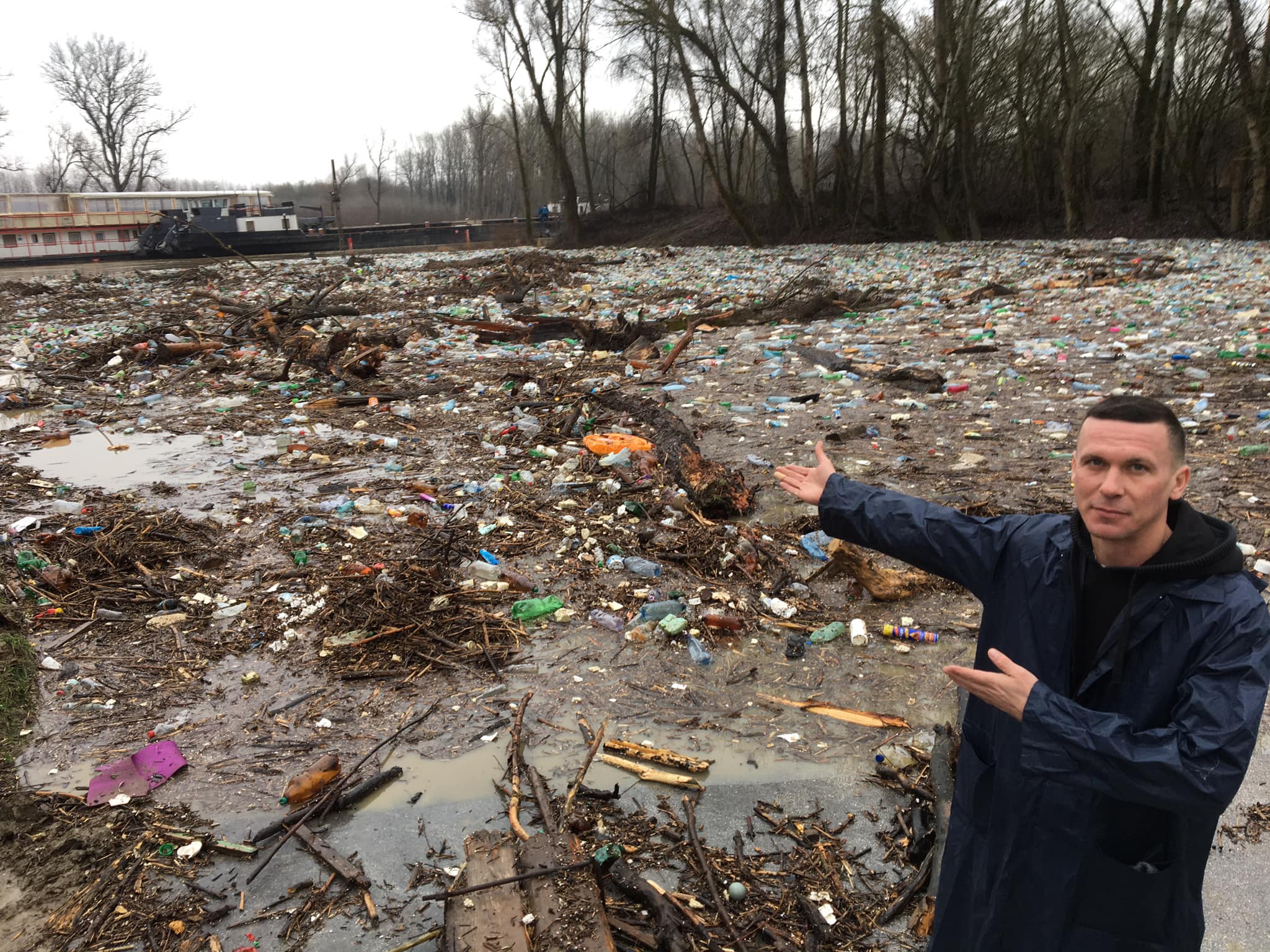 Вражаючі кадри: угорську Тису неможливо розгледіти через тонни сміття із Закарпаття (ФОТО, ВІДЕО)