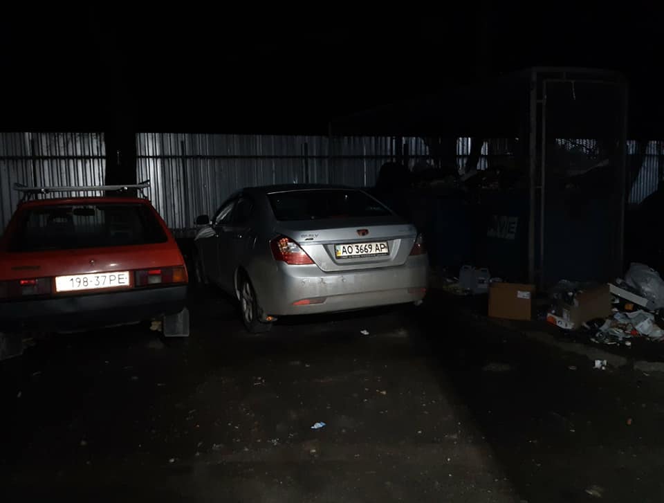 Гори сміття через порушників ПДР: ужгородців закликають не паркувати авто поблизу сміттєвих баків (ФОТО) 