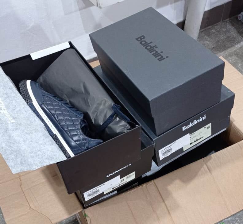 Брендова контрабанда: на Закарпатті мукачівець намагався незаконно перевезти 50 пар новенького колекційного взуття (ФОТО)