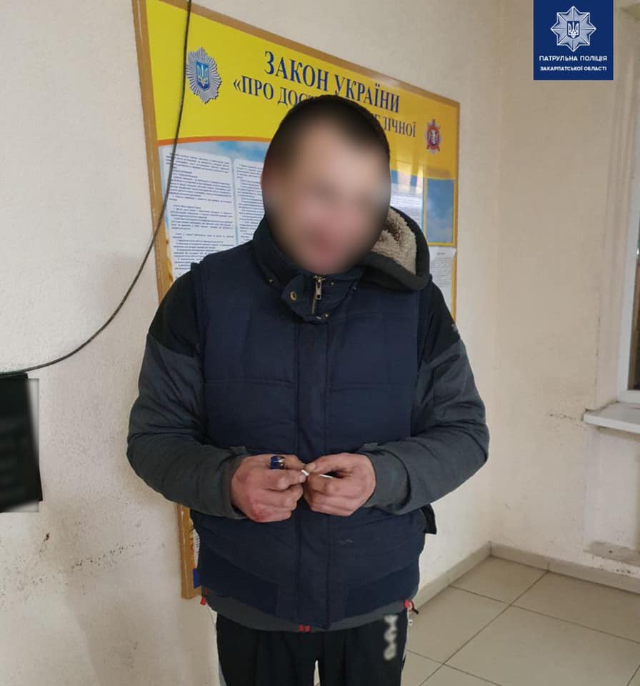 В Ужгороді чоловік пограбував автомобіль, розбивши одне з вікон (ФОТО)