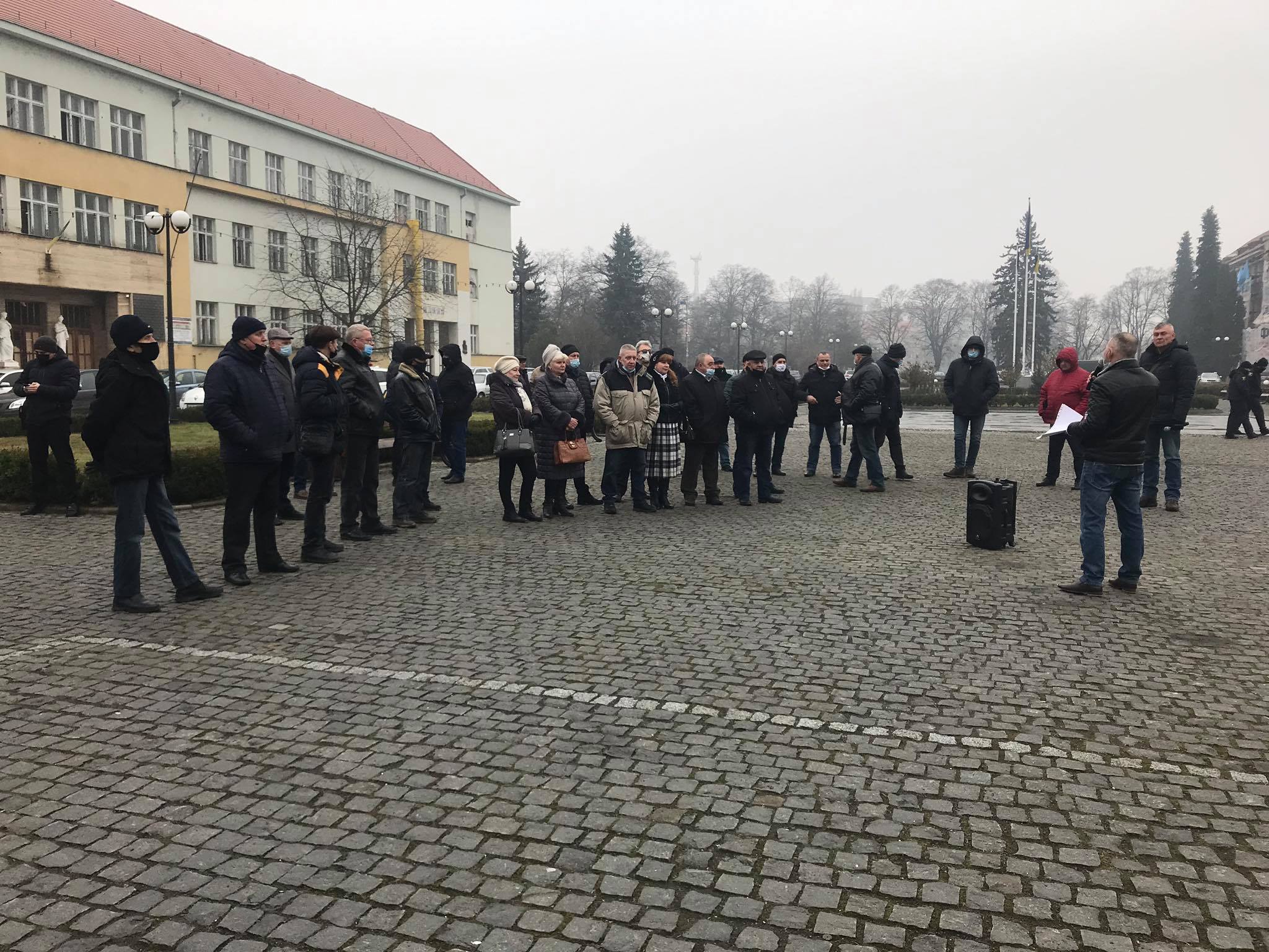 Під стіни Закарпатської ОДА вийшли пенсіонери міліції (ФОТО)