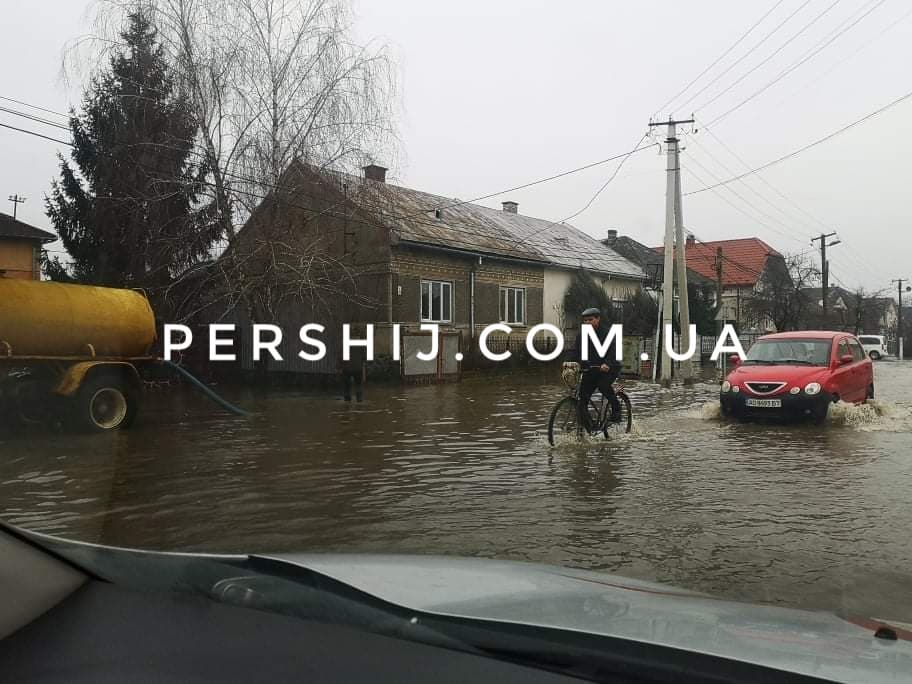Автівки плавають вулицями: на Мукачівщині через дощі підтоплено десятки домогосподарств (ФОТО, ВІДЕО)