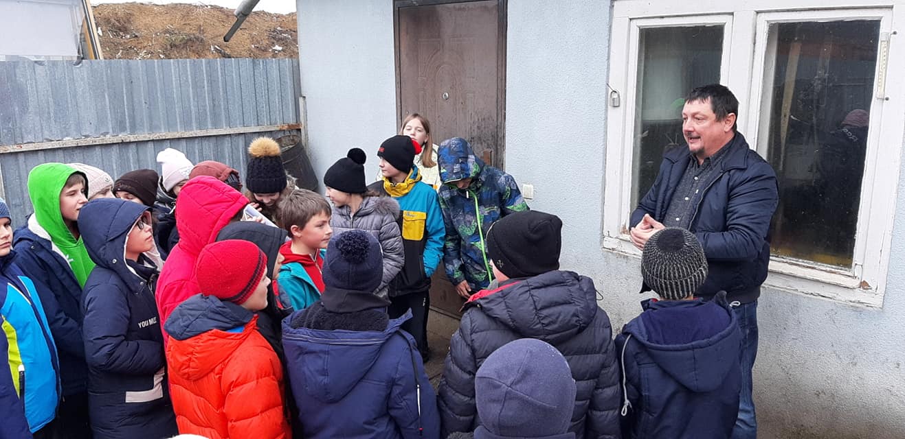Допомога чотирилапим: школярі Мукачева відвідали притулок для тварин (ВІДЕО, ВІДЕО)