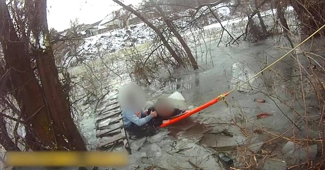 У Мукачеві врятували чоловіка, який провалився під лід (ВІДЕО)