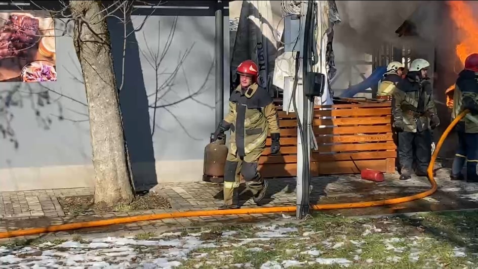 Масштабна пожежа в Ужгороді: палає кафе у Боздоському парку (ВІДЕО)