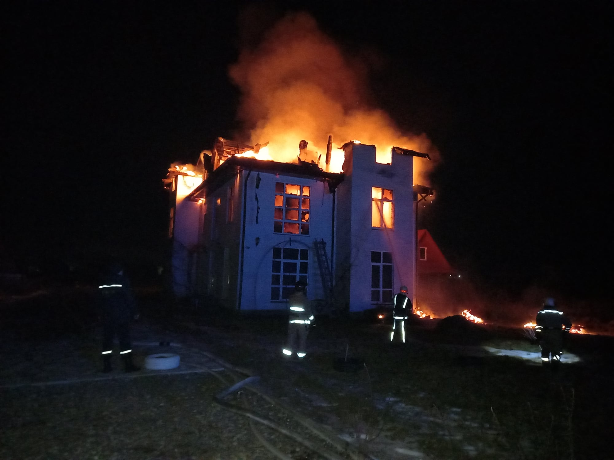 Всередині знаходилися люди: масштабна пожежа вночі охопила туристичний готель на Закарпатті (ФОТО)