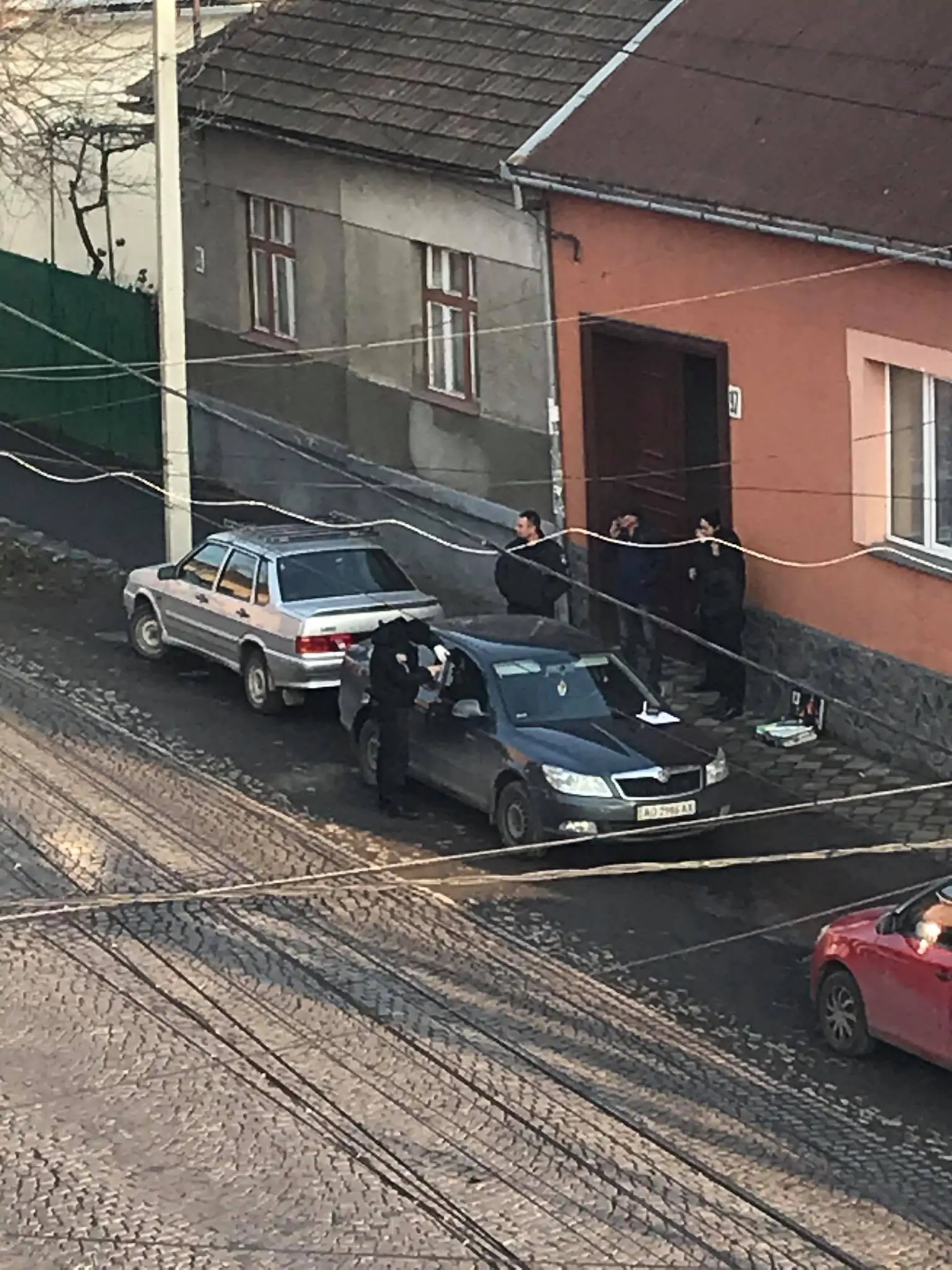 В Мукачеві невідомі пограбували авто: на місці працювала поліція (ФОТО, ВІДЕО)