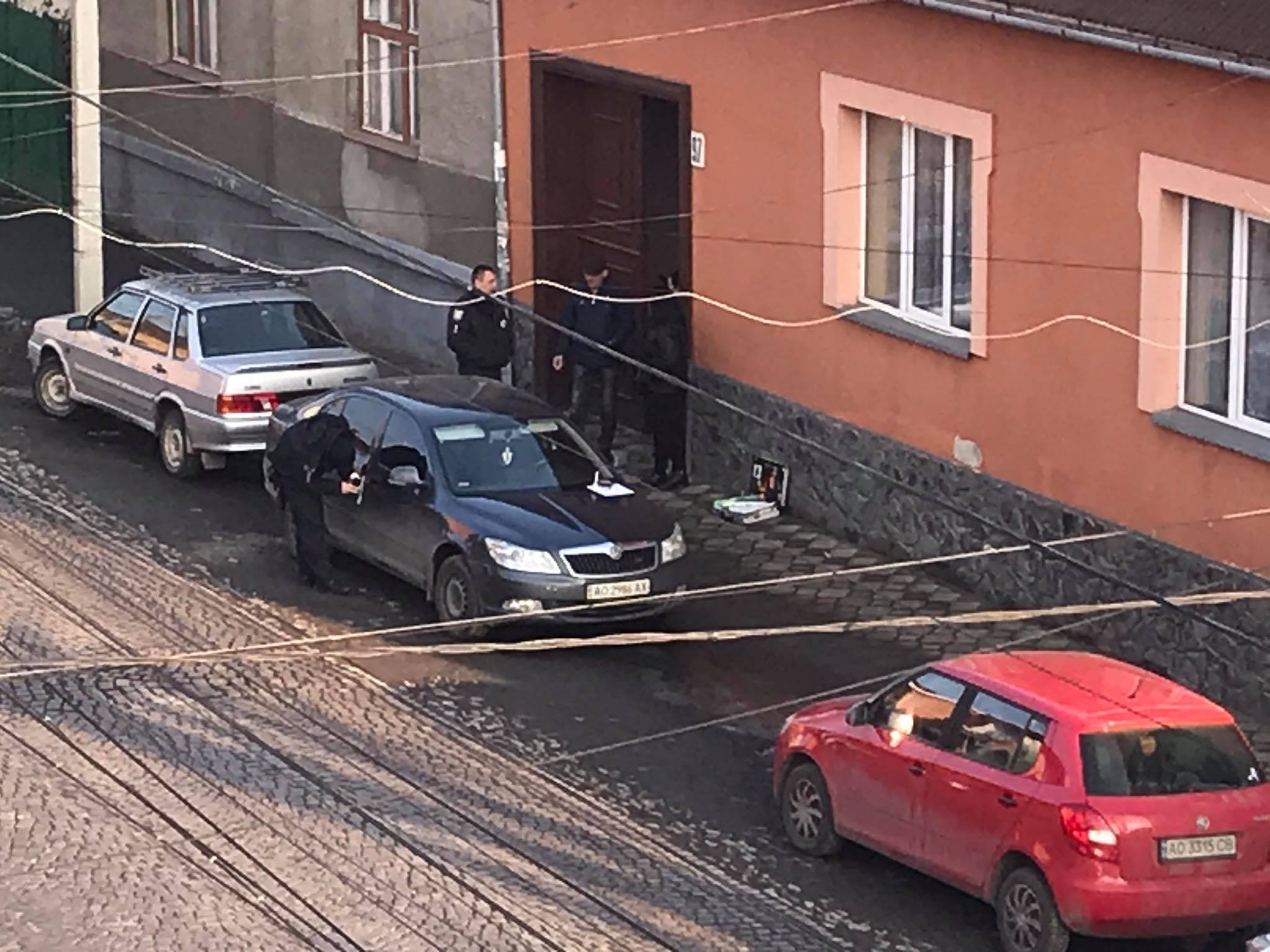 В Мукачеві невідомі пограбували авто: на місці працювала поліція (ФОТО, ВІДЕО)
