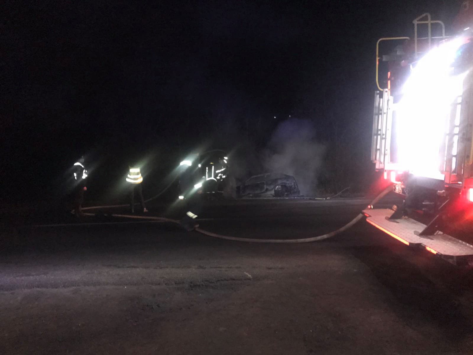 Нічна пожежа у Мукачеві: автівка загорілася на ходу (ФОТО, ВІДЕО)