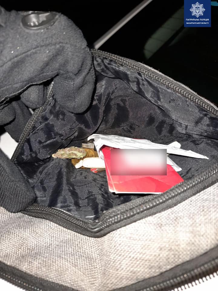 В Мукачеві у водія вивили пакунок з наркотиками